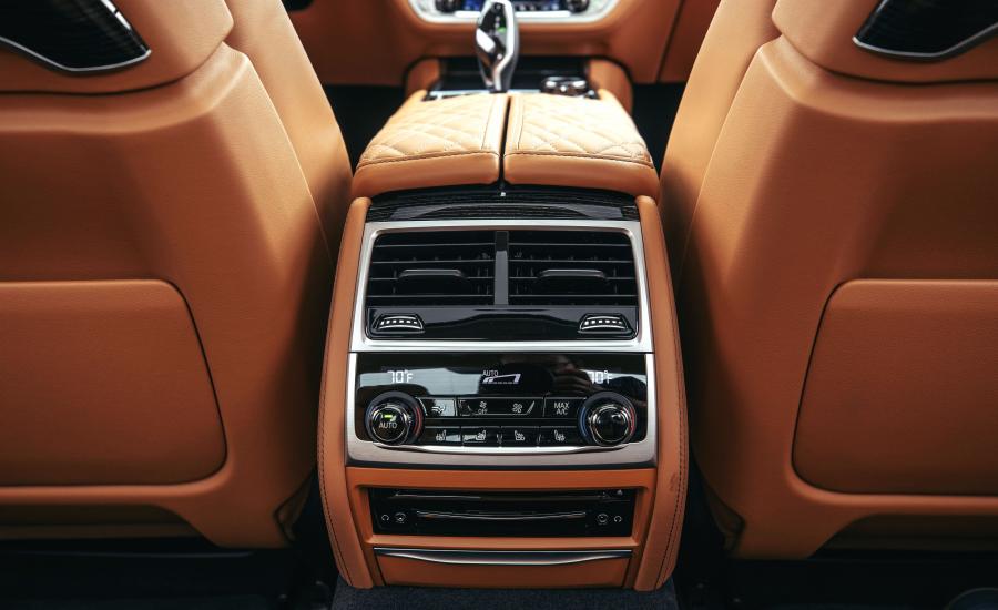 Детали интерьера BMW 750i xDrive (G11) 2019 года  (NA) (фото 19 из 40)